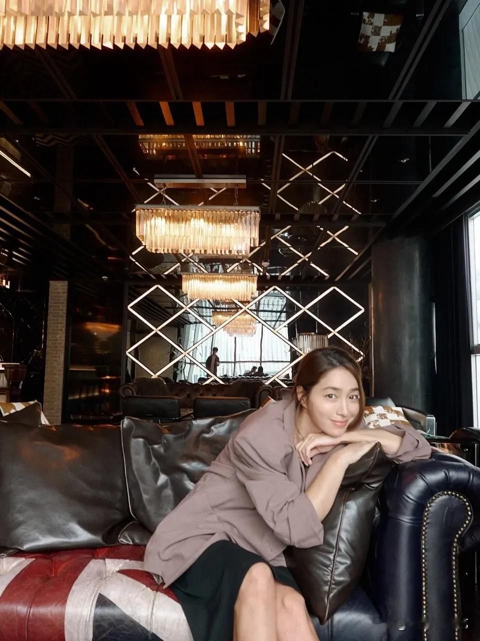 31日，演员李秉宪妻子李敏贞在自己的Instagram上传了多张照片。照片中，李