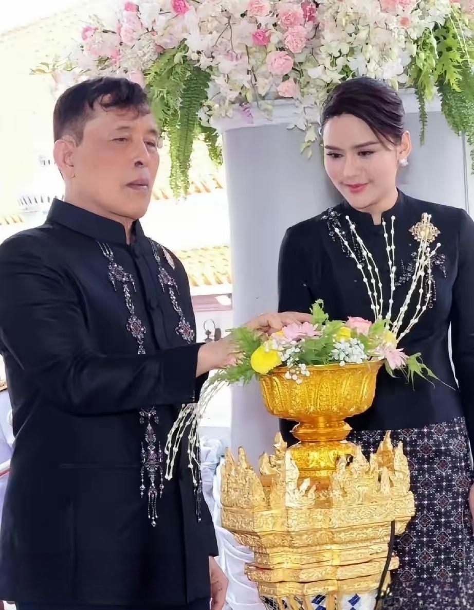 这是欧拉弄生日当天的一个场景。泰王虽鼻孔朝天神情倨傲，但能穿上情侣装专程陪她到寺