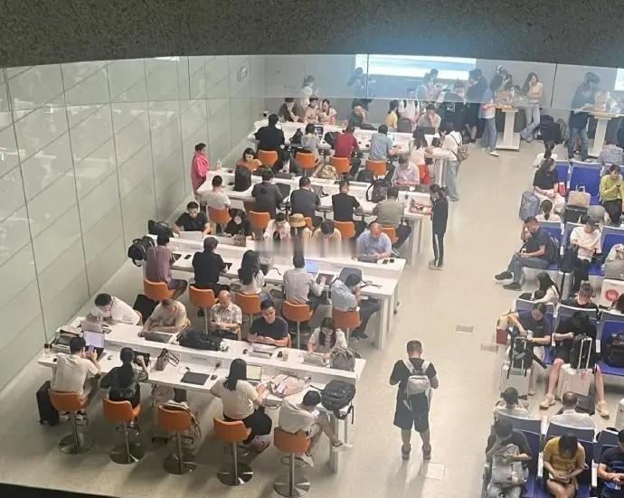 上海虹桥机场候机厅班味也太重了
