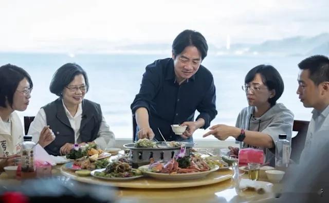 赖清德挺会装这是他今天请客场景主题当然是给新北市长参选人苏巧慧助选现场还有
