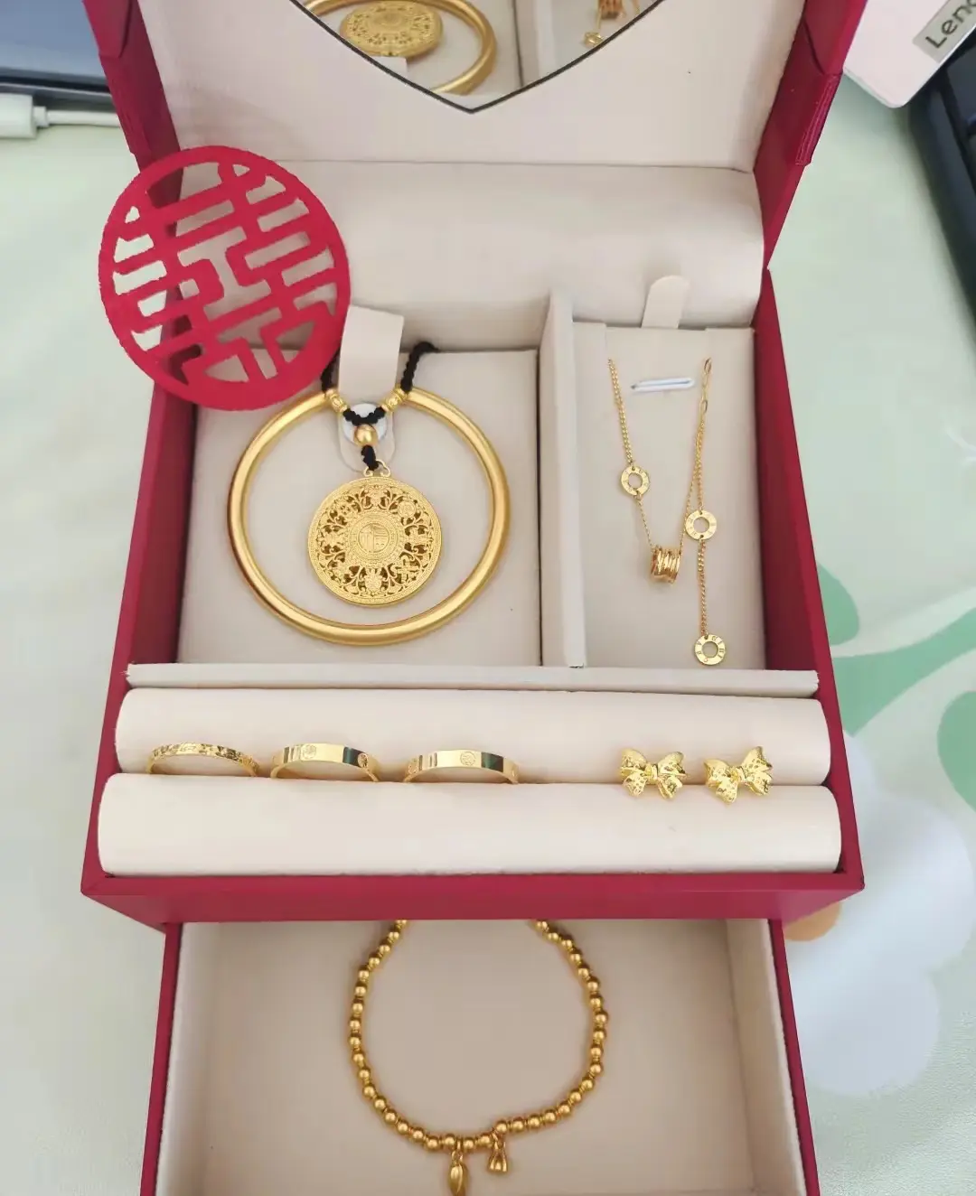 五金买回来，男朋友不开心、婆婆不开心、连老妈都不开心。​男朋友说，金价那么贵，