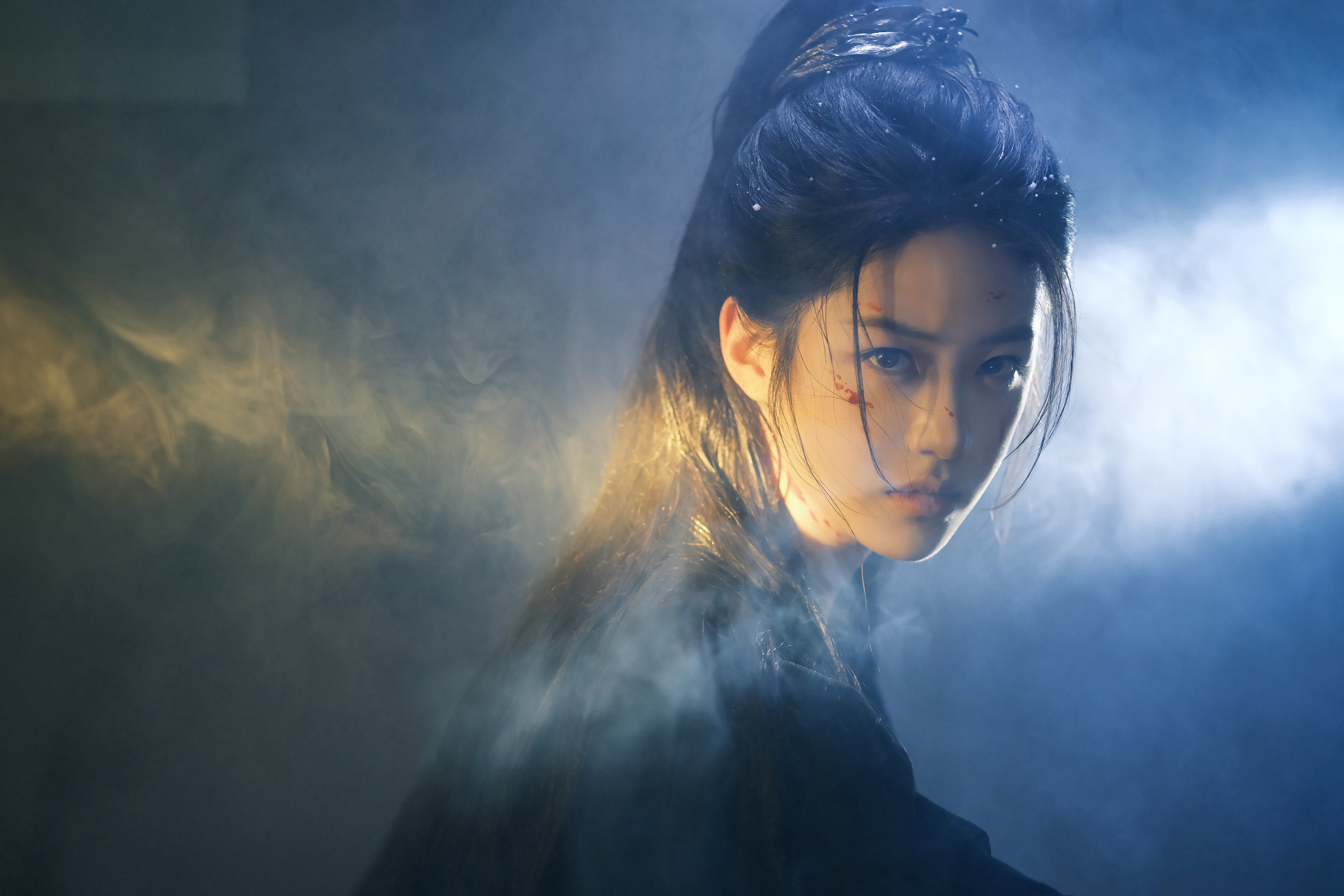 向涵之干脆发下写真网盘链接吧向涵之这组侠女写真太绝了！高马尾利落得像束光，黑色