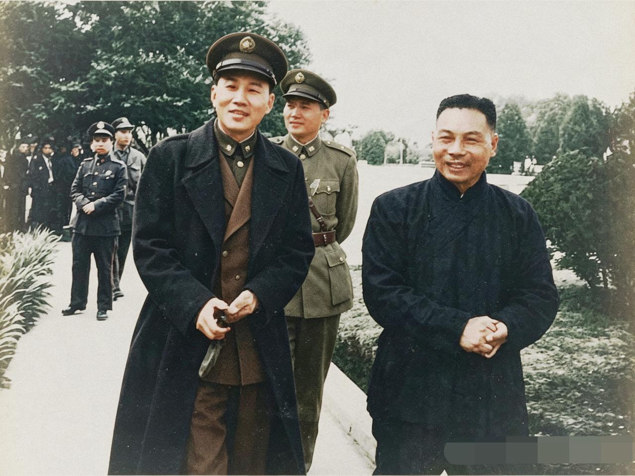 1947年，南京。孙立人和蒋经国。抗战胜利后，孙立人率领新一军赴东北作战，