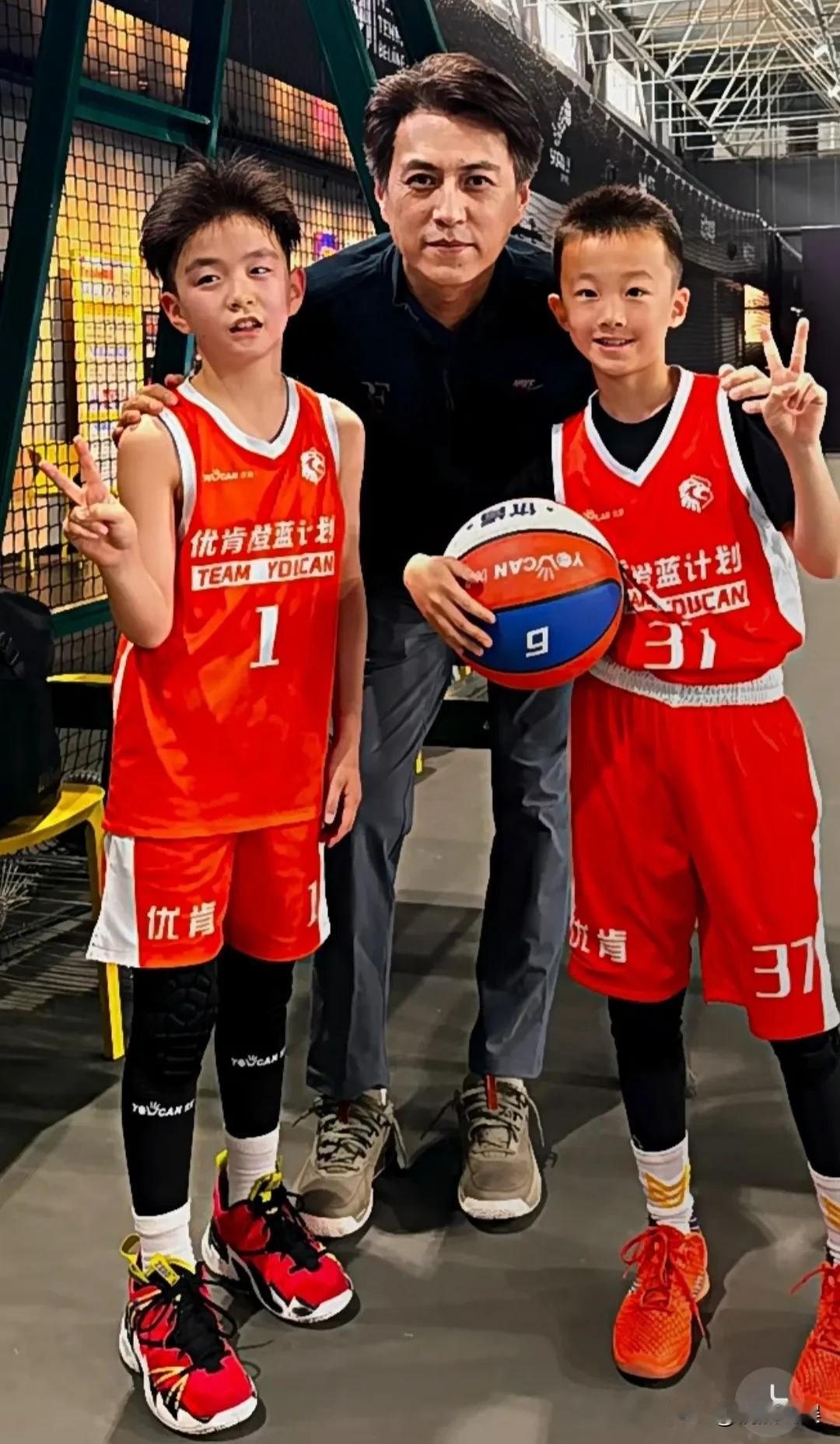 靳东在北京观看青少年篮球赛，他真的越来越有体制内那味了！[呲牙笑]穿着夹克衫配休