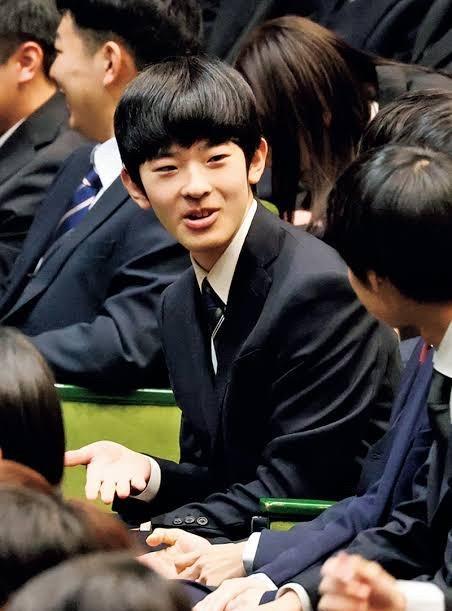 日本杂志经常拍到悠仁亲王推着自行车和朋友聊天。他似乎很享受自己的大学生活。6月