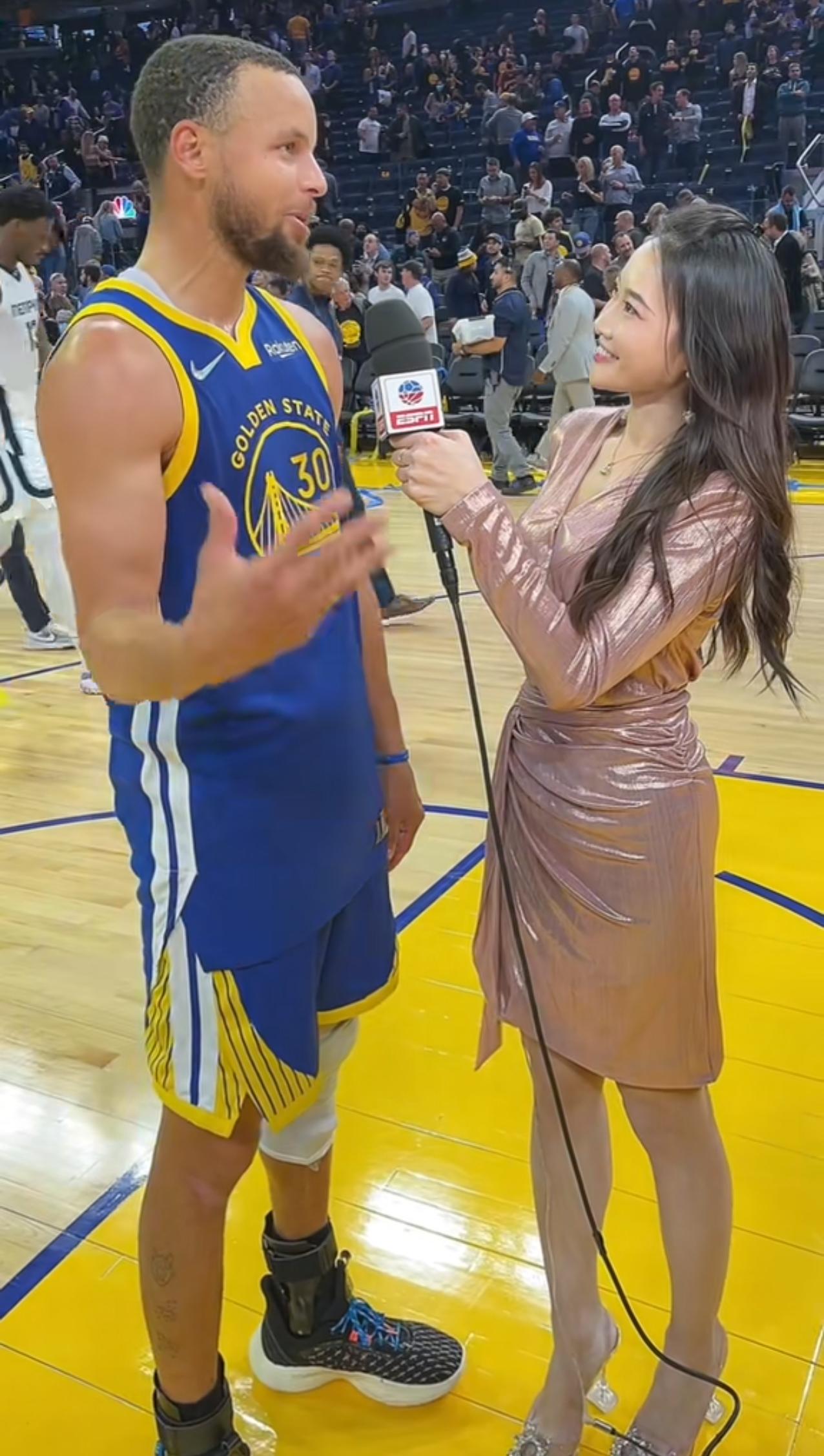 孟超小姐姐，170的身高在球员旁边犹如小人国居民[呲牙笑]NBA记者就是好，能跟