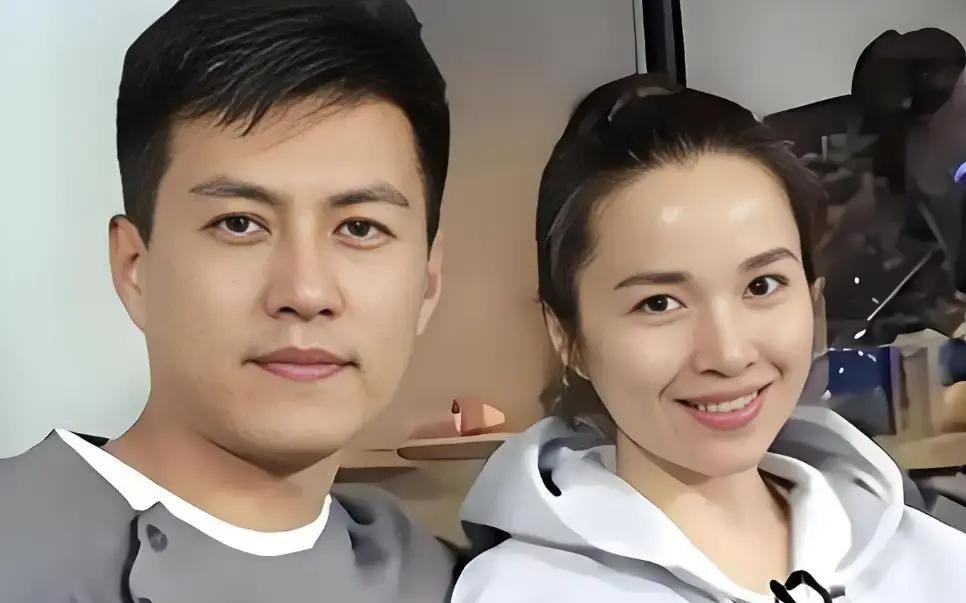靳东父亲放话，二婚女人配不上他。靳东没吵没闹，只做了一件事，他站到李佳身前，对全