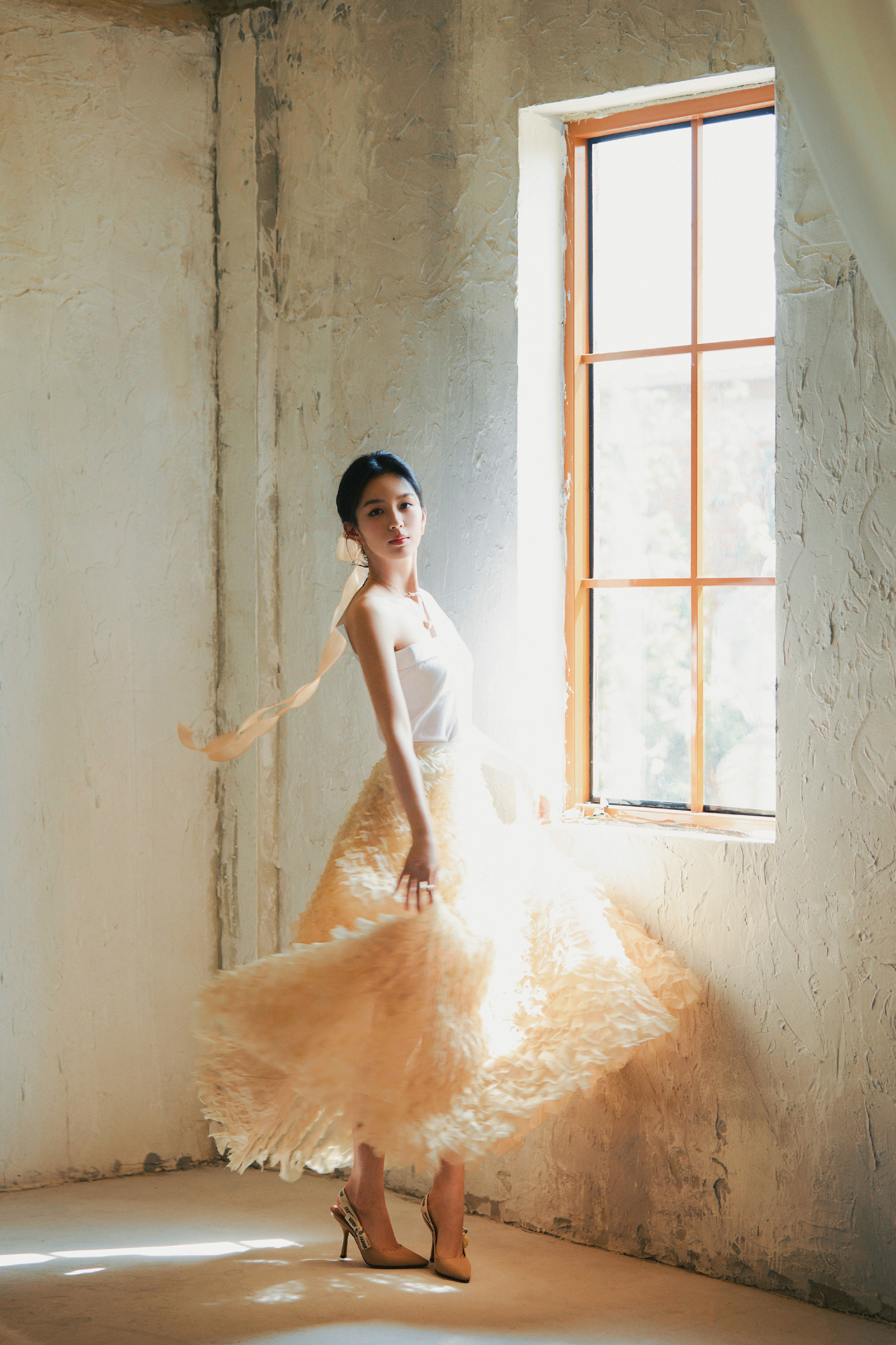 周也，轻纱蔓延，纯色浪漫。周也