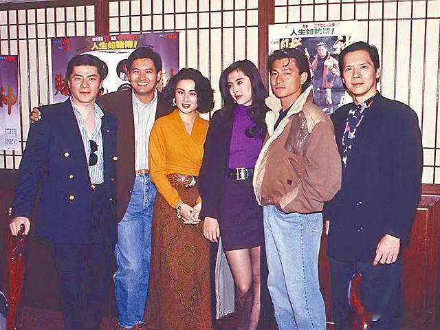 1990年，电影《赌神》拍摄完成后，几位主演在做推广活动时，一起拍摄了一张合影。