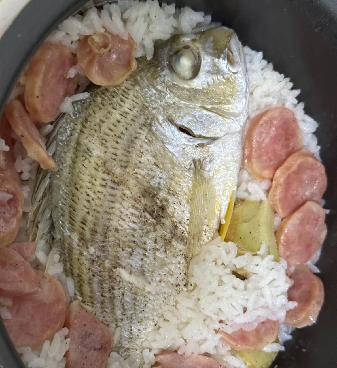 广东人是多么的爱吃鱼啊，老公下班早，叫他煮饭，回来看到这一锅熟，我也是惊呆了