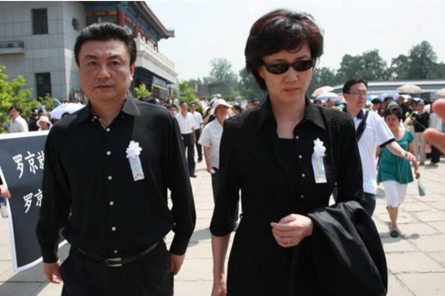 敬一丹追悼会，两张照片令人恍惚。9月17日，八宝山殡仪馆东礼堂，一身黑衣气质出