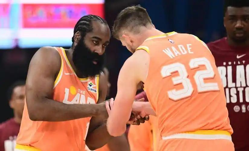 说到哈登的传球能力，骑士球员韦德有些激动的说：“好几次我都心想：‘他不可能看到我