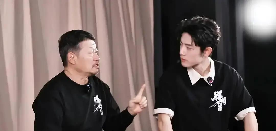 你以为那些耳光声是演技，直到看见肖战右手臂那条从不示人的疤。片场三位男演员对着