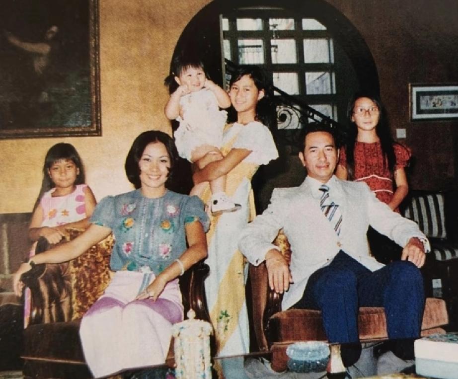 何超蕸称得上是豪门贵女，她的命运却令人唏嘘。她是赌王何鸿燊和二房蓝琼缨的第三个