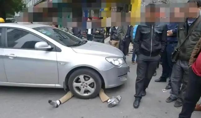 “大快人心！”沈阳女子等红灯时无聊玩手机，没有看到大妈躺在她车跟前碰瓷。绿灯后女