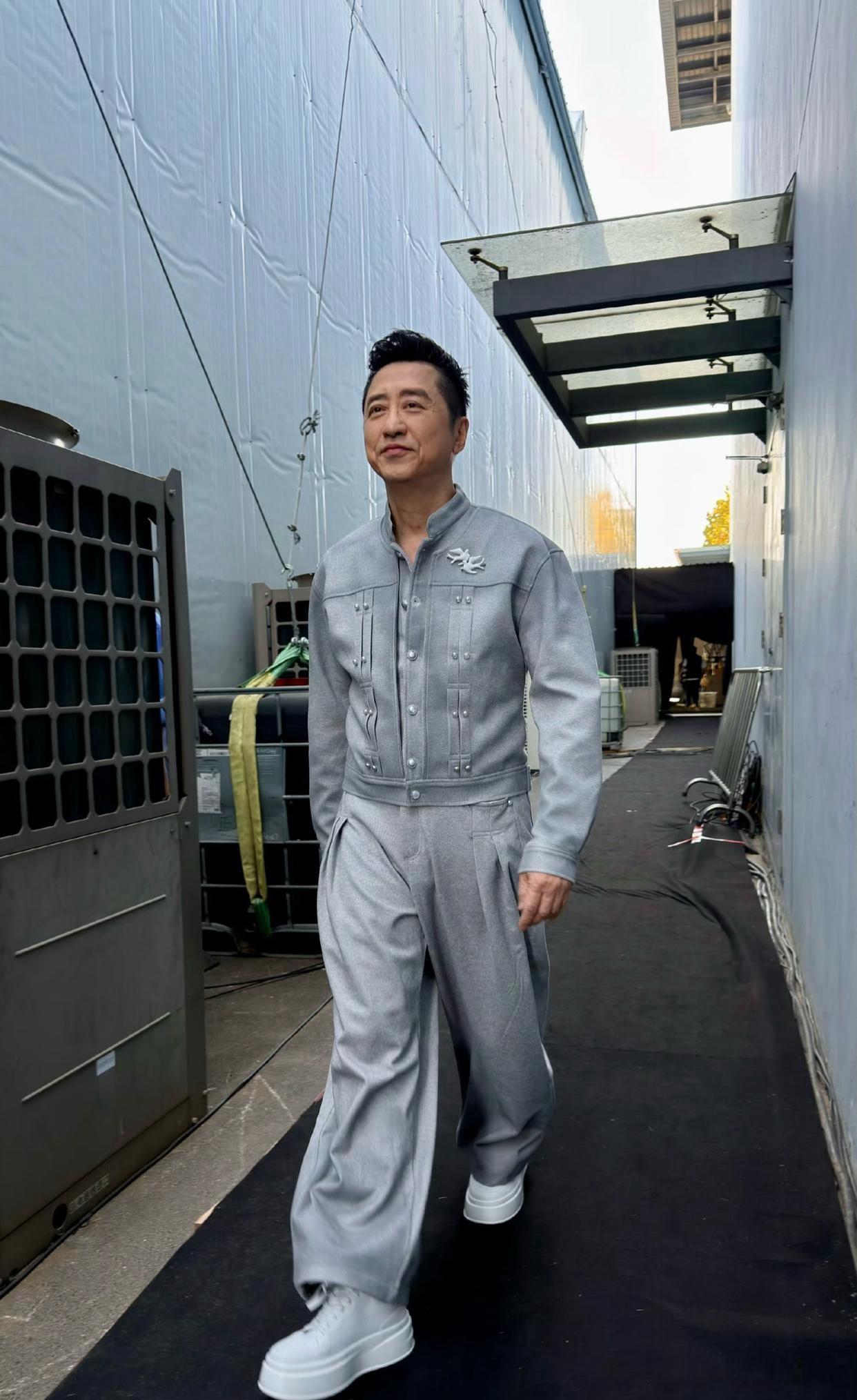 63岁的庾澄庆街拍图，人是真的苍老了，都快老成于谦+付笛生了，不过毕竟是老顽童啊