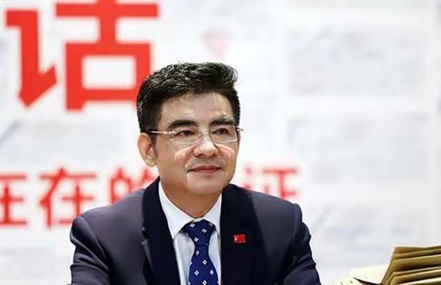 闫学晶炫富时，网友集体炮轰。可当陈光标炫富时，大家却笑了。他在采访中说：我的领