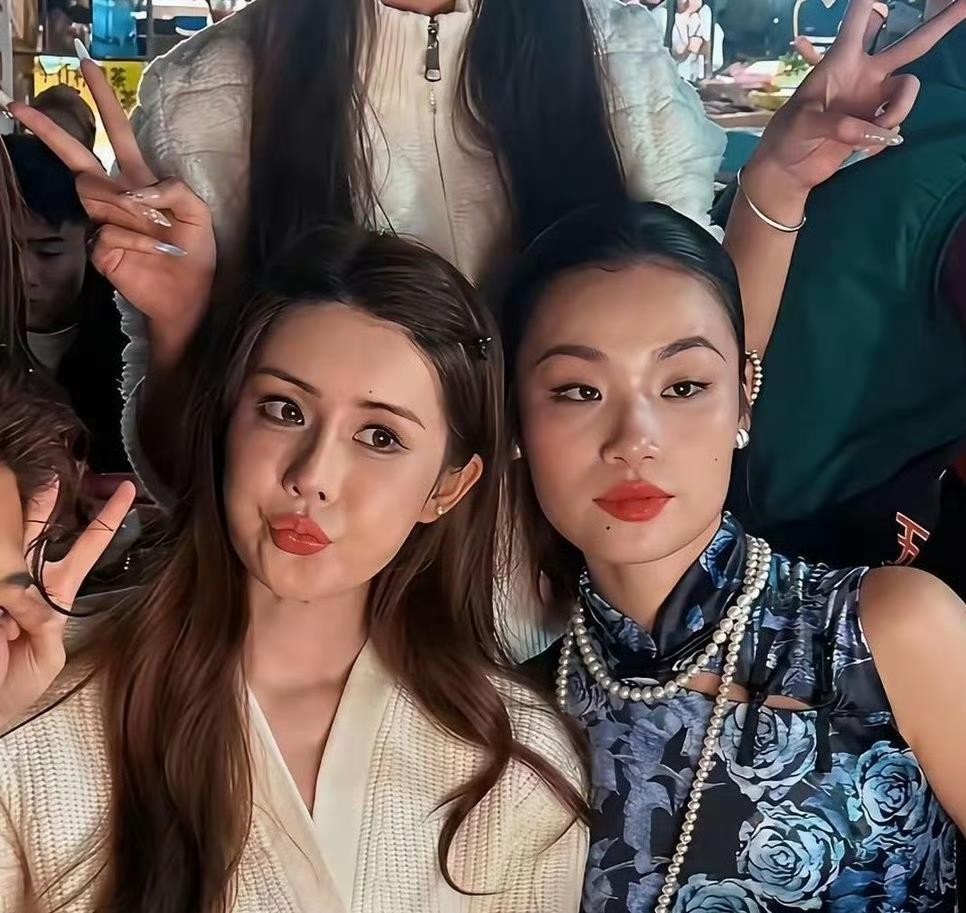 韦雪这两年靠直播翻身，赚得盆满钵满，结果一回到线下就露馅了。广西宾阳炮龙节她穿民族服饰宣传家乡，路人