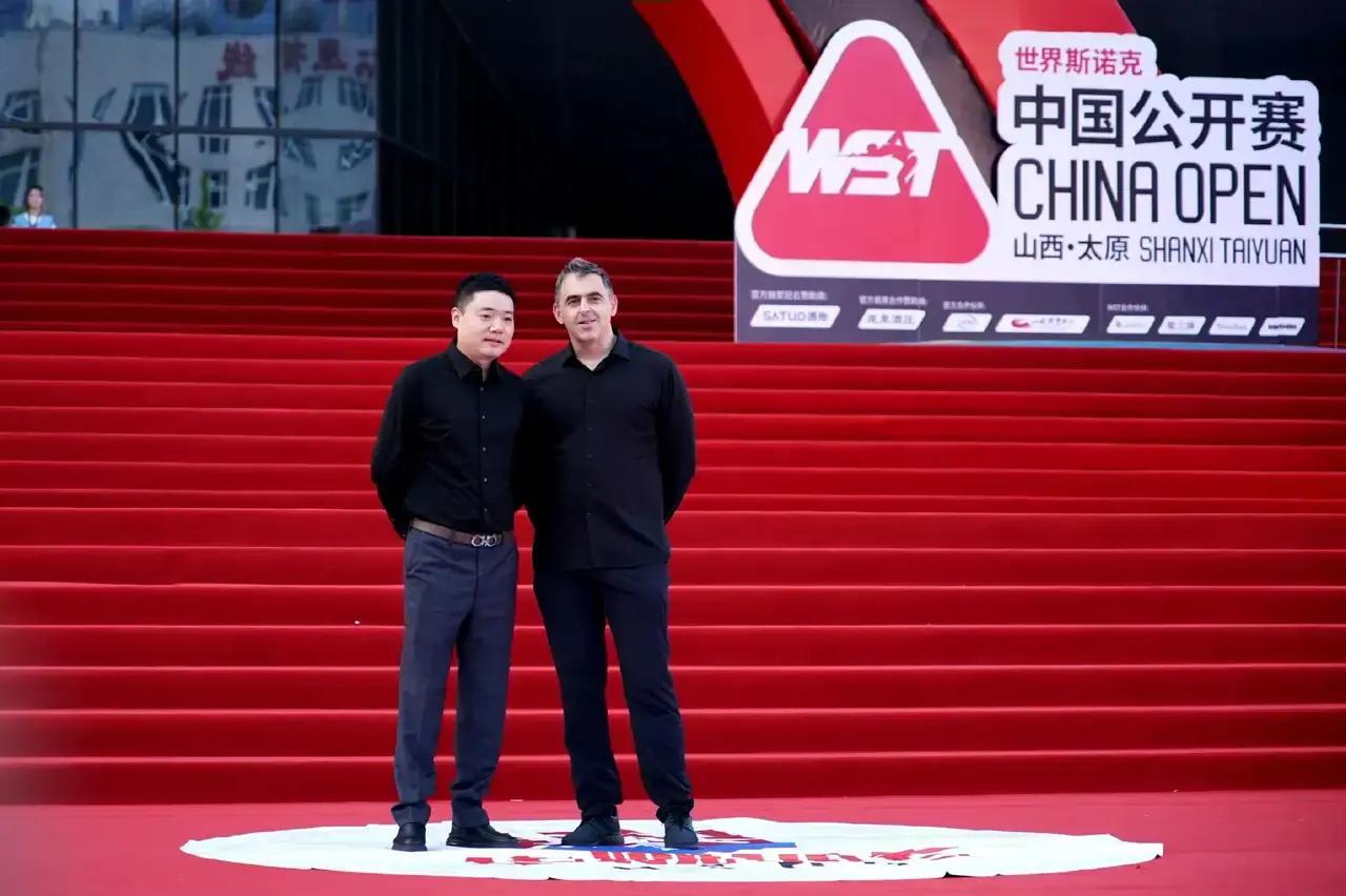 2026斯诺克中国公开赛期间，罗尼-奥沙利文与丁俊晖合影留念。丁俊晖的成长路
