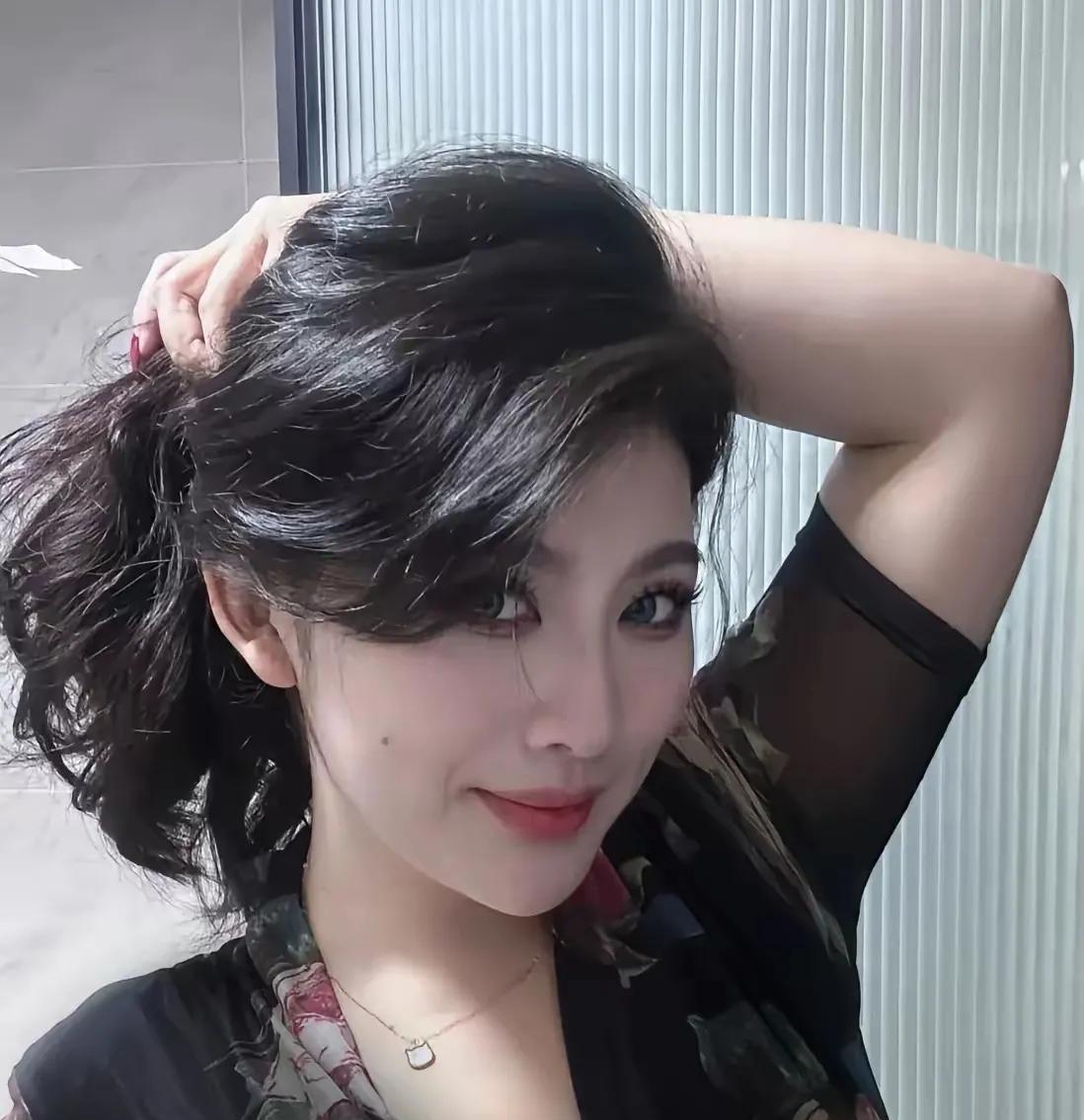 同事要出来炸街了家里的有老公的可要看紧了哈！[呲牙笑]