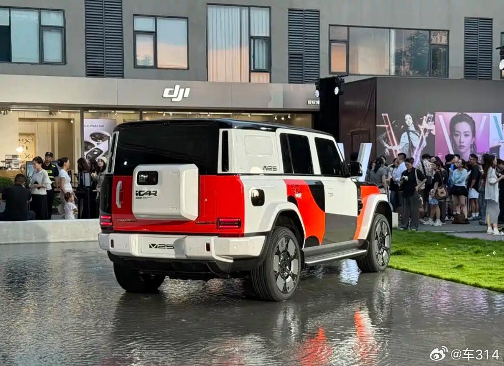 iCARV25的造型看起来就是小一号的V27，依旧是经典的方盒子造型，当然又是