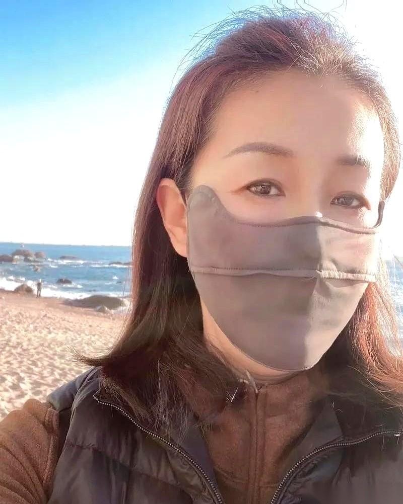 我那老姐妹，去厂里看大门才干了三个月，就捂着胸口、揣着降压药跑回来了。一进门，