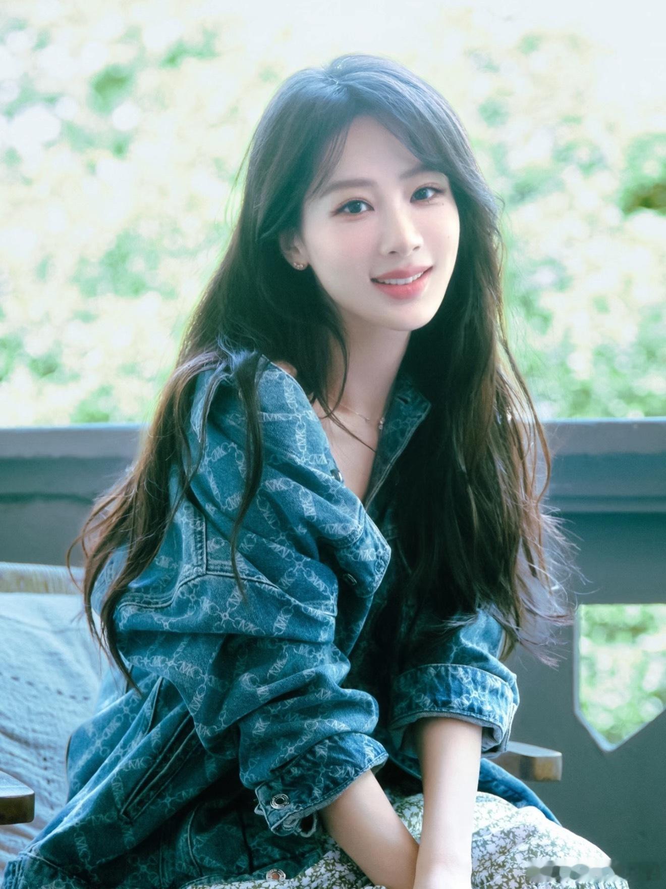 曝杨紫每天都在很痛苦地减肥很佩服明星的意志力，在那么多美食面前能管住嘴，日夜颠倒