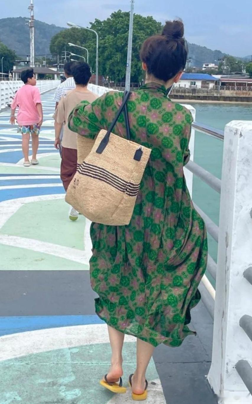 只看背影觉得平平无奇，一看王子文正脸觉得连衣服都好看了！​​​