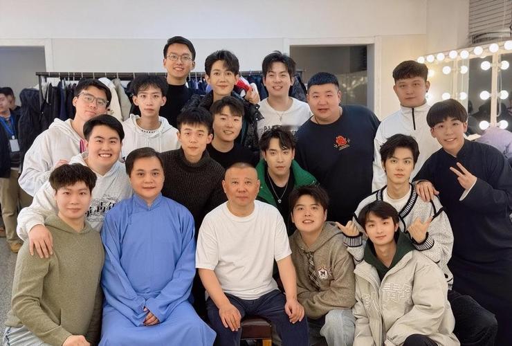 德云社成员大合照：我只认出了穿着长衫的高峰与身着白T恤的郭德纲，左一那位眉清目秀