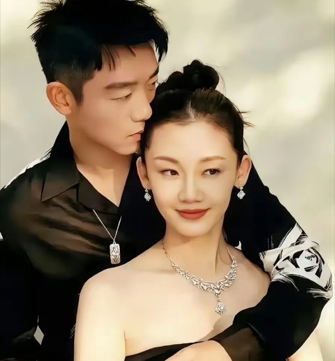 郑恺苗苗三胎长这么大了，时间过得好快，孩子都这么大了，好幸福的一家人[爱心]​