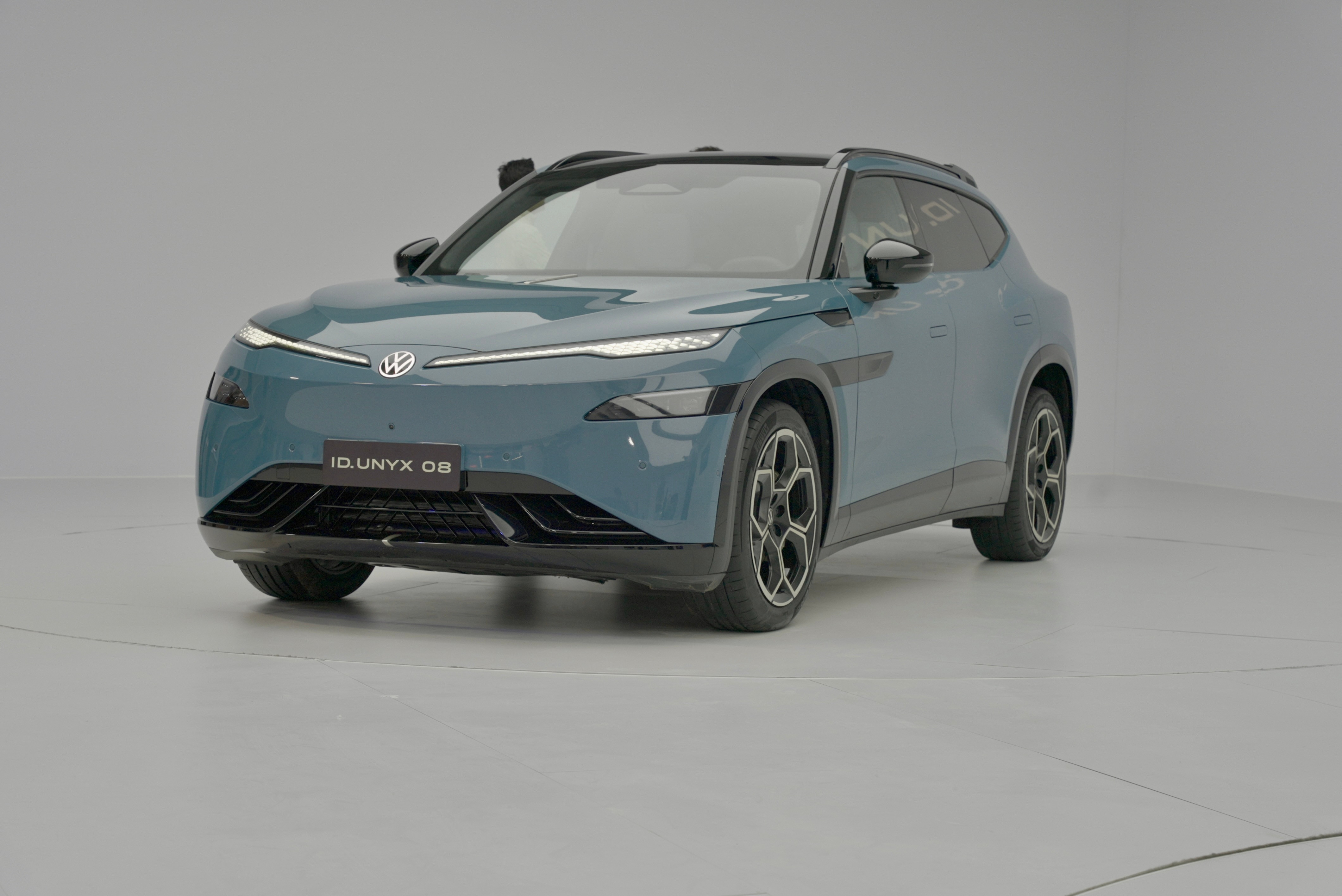 前几天去看了大众的两台新车，说实话，大众这波变化有点快。先说ID.ERA9X