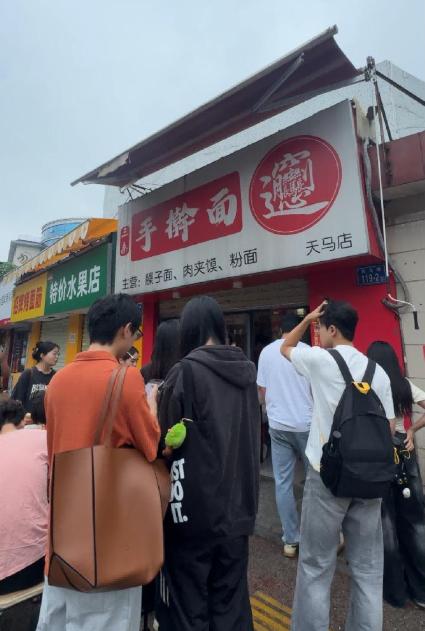 7月12日，长沙岳麓区一家开了六年的陕西面馆故事刷屏网络，小店因店主夫妻返