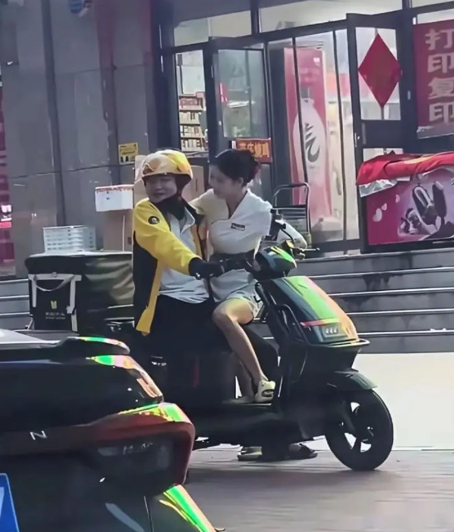 送外卖送着送着小哥怎么自己吃了！