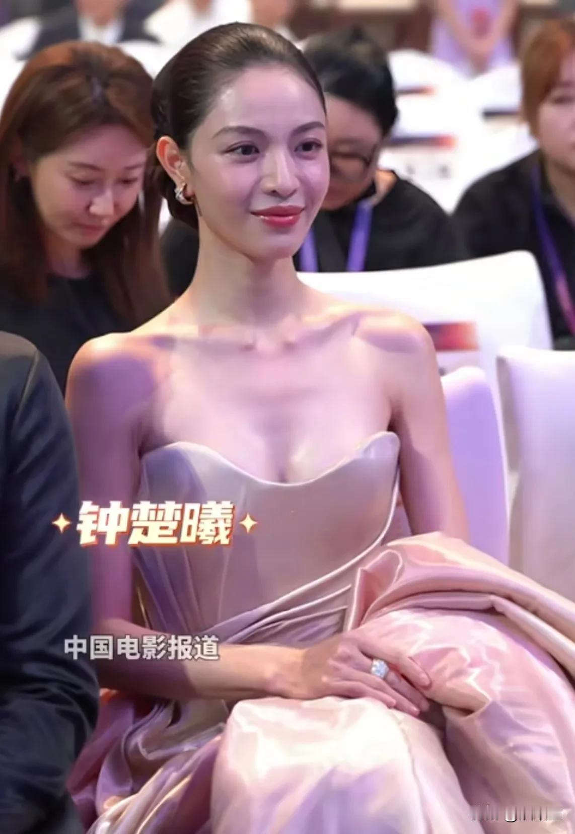 明星可以，但演员还是不要轻易动脸，要不面对高清镜头，容易吓到人！上合电影节，众