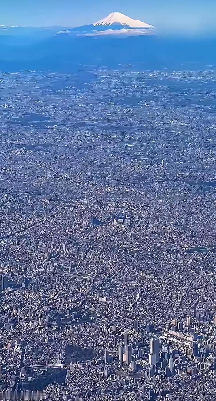 从空中视角，俯瞰整个日本东京，确实非常的震撼。只见，楼房、道路、桥梁，各种人