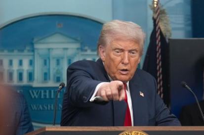 建国才两百多年的美国，终究是看不懂拥有五千年智慧的中国。当79岁的特朗普在中