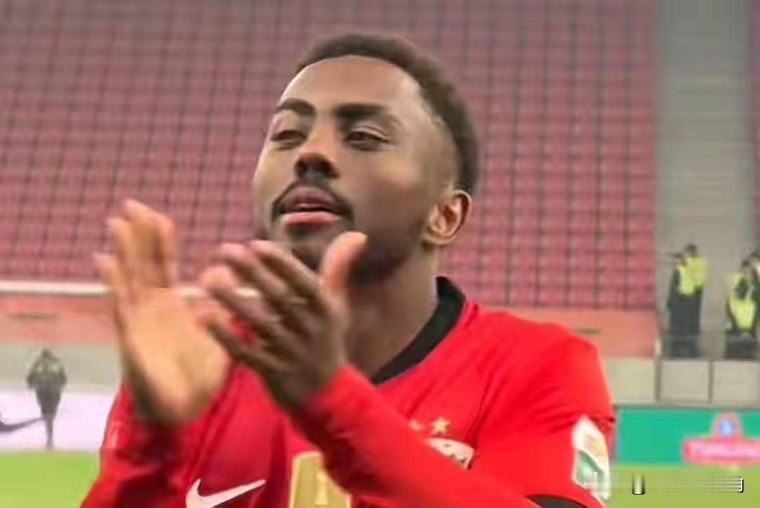 加布里埃尔成了香饽饽，海港要想办法留人了。中超收官战，上海海港1:0大连英博夺