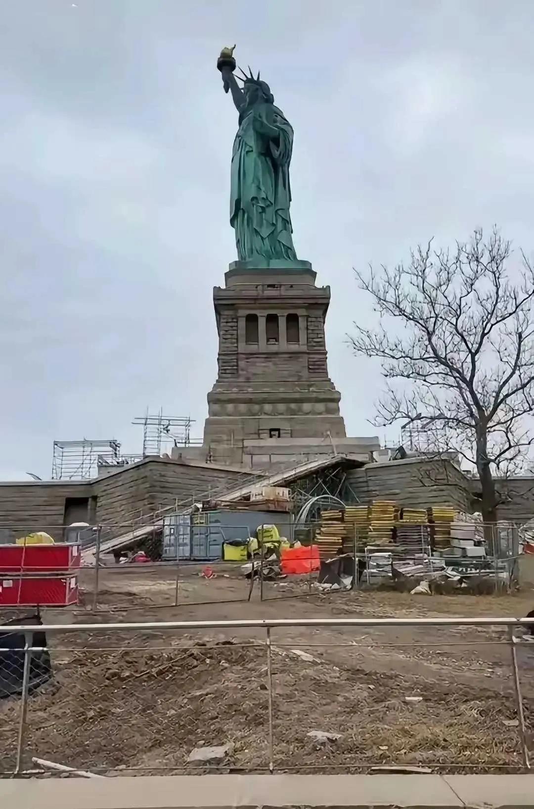 有网友说，自由女友边上这么脏乱差，怪不得自由女神从来不拍全身照了！这个，人家好像