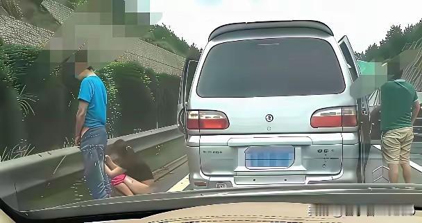 这就是万般无奈之举，堵车堵的顾不上脸面了。不过理解的同时，说一下想法，这也太那个