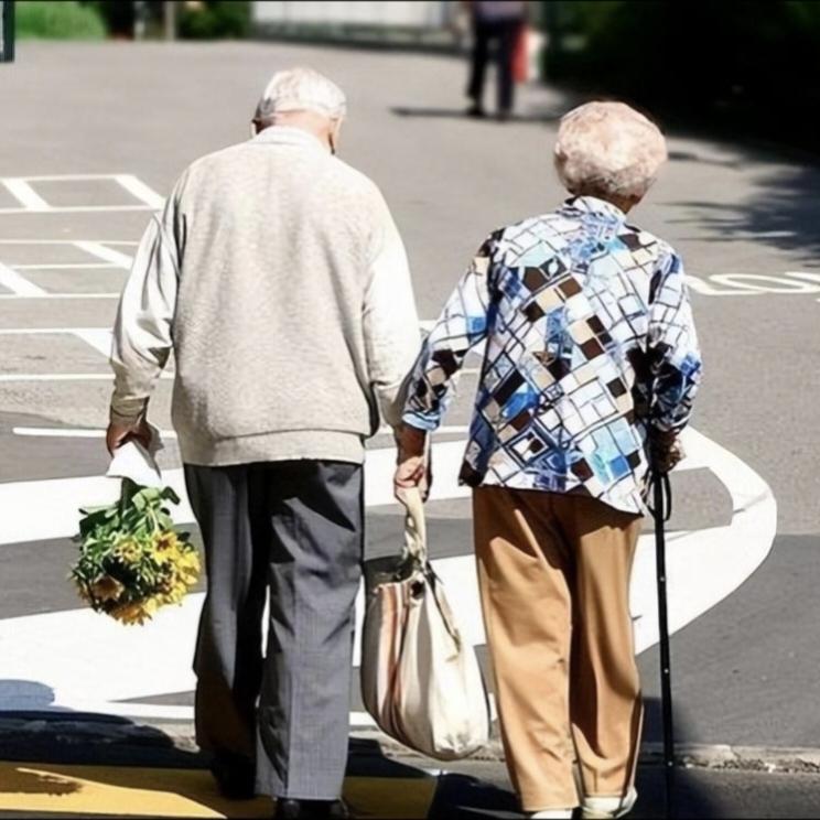 你有没有留意到，身边有些退休的朋友，反而越活越自在了[赞]？小区有位退休的女老师