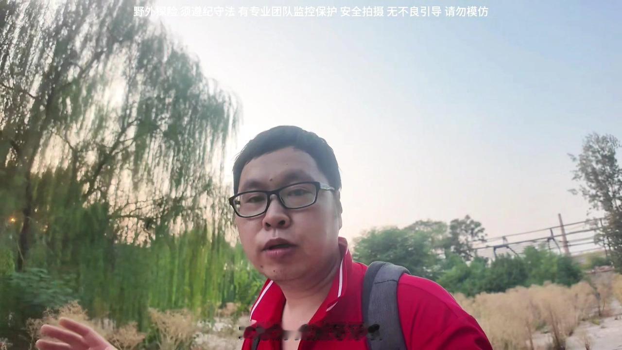 今天在河南发现一处废弃建筑，院子里的草都枯萎了，面积特别大。里面很安静，一排排的