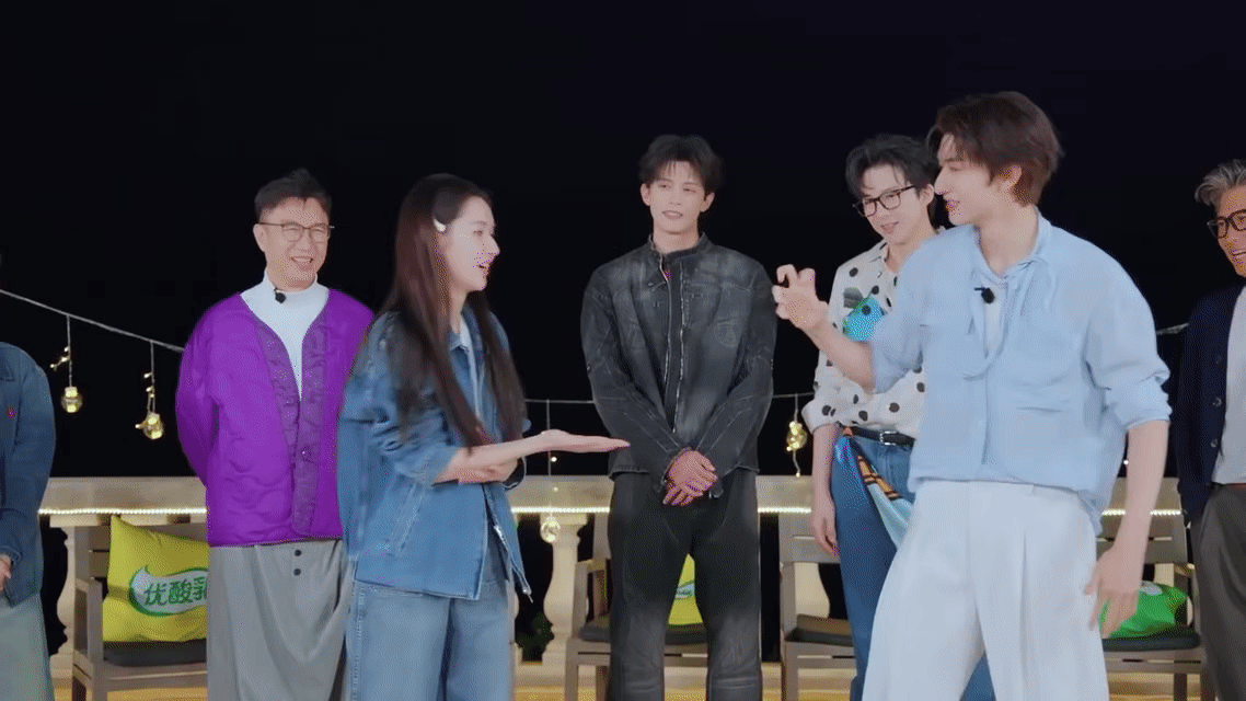 王玉雯被撒娇三连王玉雯被撒娇的反应似曾相识有些无奈是因为厌烦，而王玉雯眼里的无奈