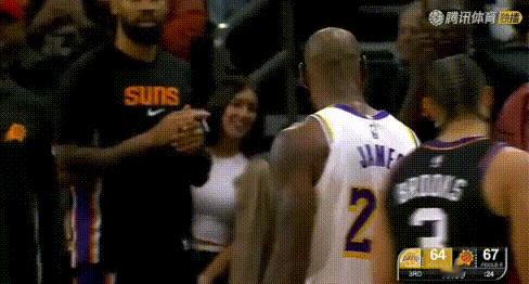 离谱！詹姆斯2次走步+假摔被漏吹，难怪狄龙嘲讽呢。图1-2：这不是假摔？居然吹