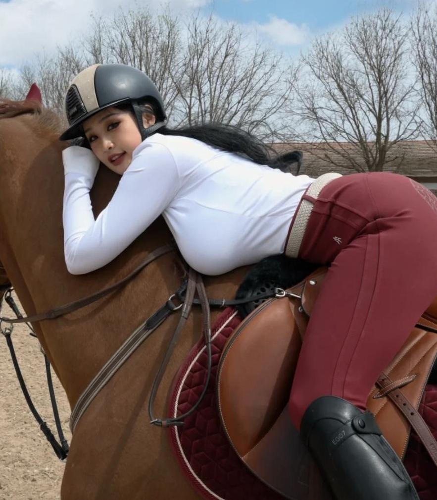 马背上的女英雄，美丽动人