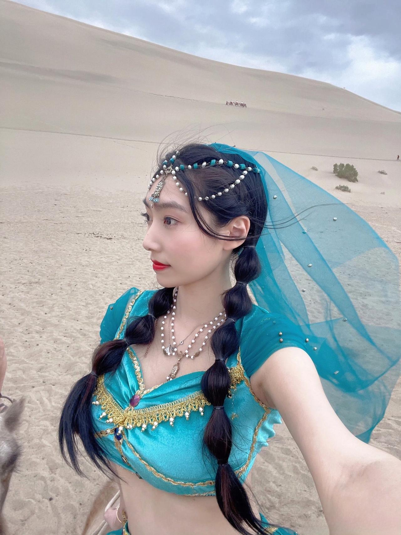 自由不是放纵，而是对自己负责。上热门民族服装沙漠拍照御姐