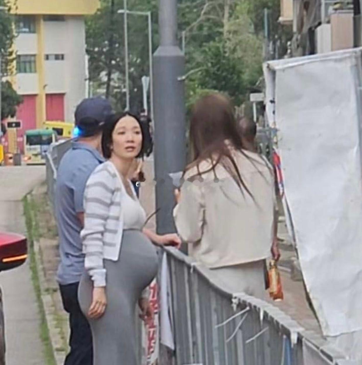 王君馨街头巧遇钟嘉欣​​​