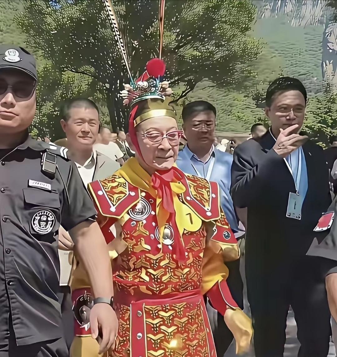 六小龄童这个演员很奇怪，你要说他厉害吧？他一辈子就好像孙悟空这一个出了名的角色，