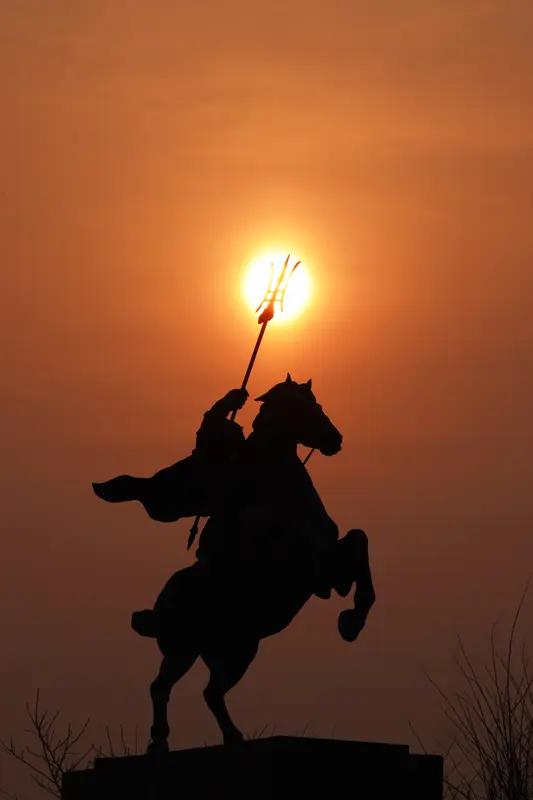 吕布武力值堪称三国第一猛，一人一戟守城门能吓退十万黄巾军，虎牢关单挑刘关张三人组