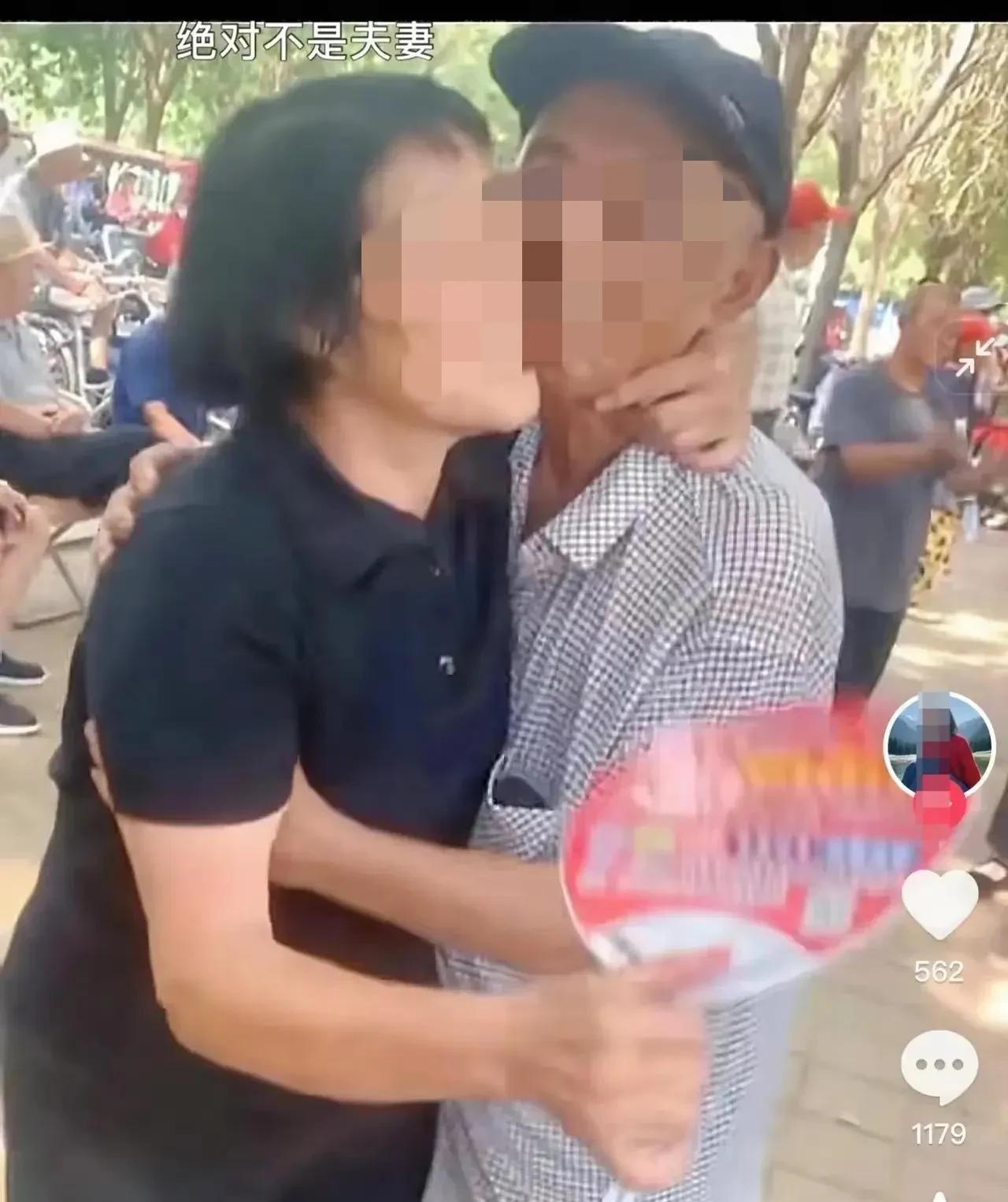 图中的两位不仅是为老不尊，而且老不要脸了，虽然爱是自由的，但人和动物是有区别的，