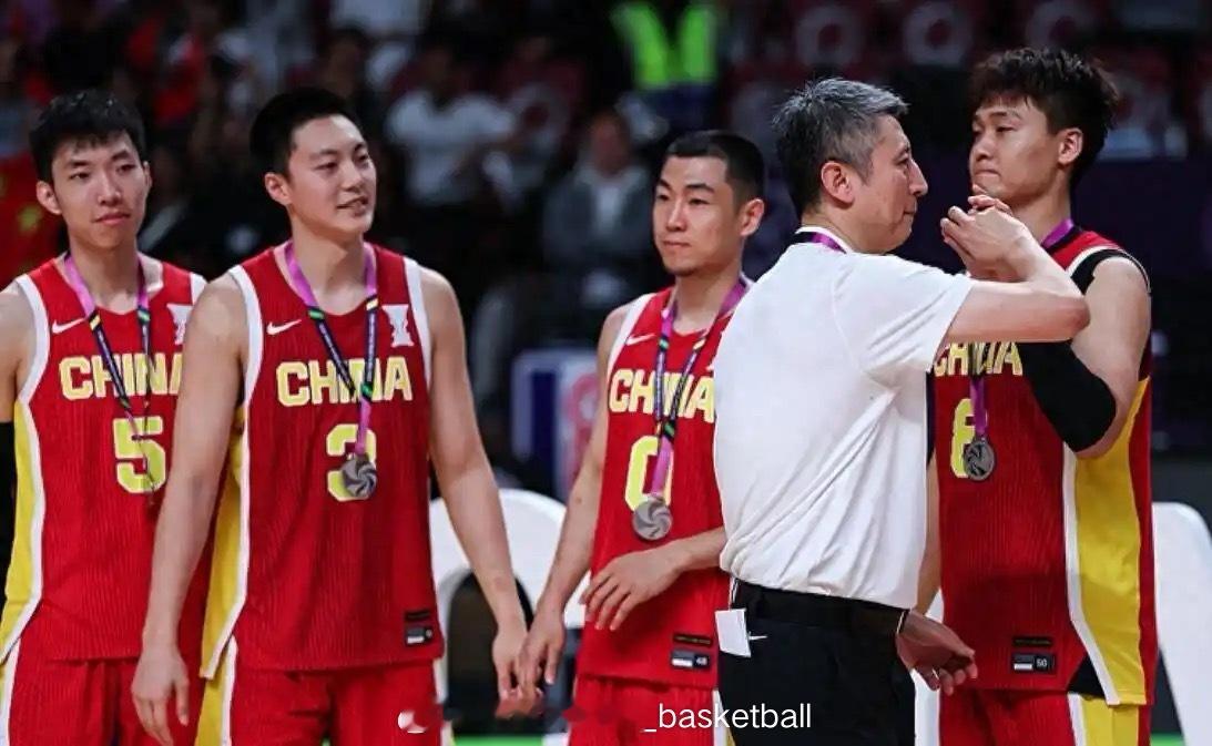 中国男篮主帅郭士强回应新一届中国男篮集训队选人标准：我们综合考虑了此前集训和比赛